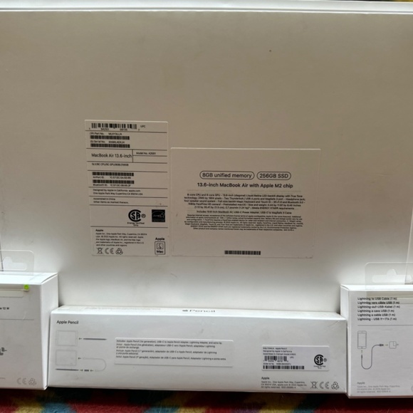 Apple MacBook Air 13.6in 256GB M2 (2022) - Picture 9 of 12